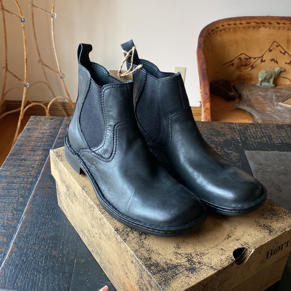 NWT Born Men’s 9.5 Black Distressed Leather Chelsea Boots Perfect Condition